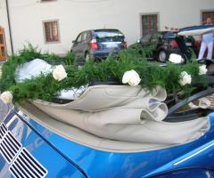 Il Maggiolone di Maurizio - Addobbo con corona di gigli bianchi