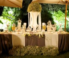 Il tavolo della confettata allestito in giardino