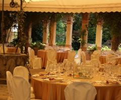 Tavoli per le nozze all'interno della corte per il matrimonio