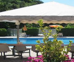 Piscina per l'aperitivo di nozze