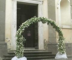 Arco floreale per l'entrata degli sposi in Chiesa