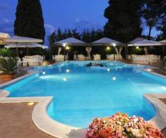 Piscina illuminata per il ricevimento nuziale serale