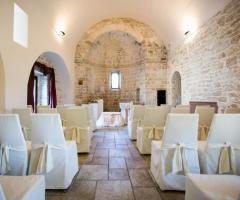 Casale San Nicola - Allestimento della cerimonia civile nella chiesetta