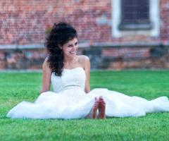 Foto della sposa a piedi nudi sul prato