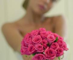 Dettaglio bouquet con sposa sinuosa