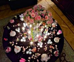 Allestimento con rose per il tavolo dei confetti
