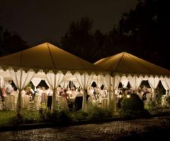 ricevimento in giardino di notte