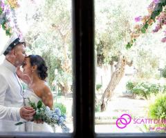 Foto degli sposi abbracciati