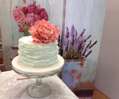 Ruffle cake bianca con fiore rosa