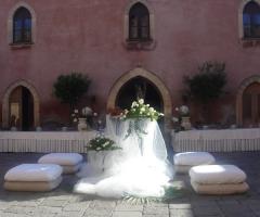 Allestimento floreale per la cerimonia di nozze