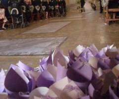 Coni porta riso viola per la cerimonia di matrimonio