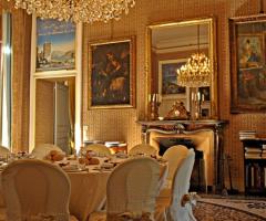 Tavoli per il ricevimento di matrimonio in un castello