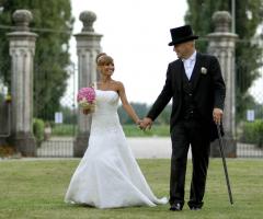 Foto degli sposi a passeggio presso la location di nozze