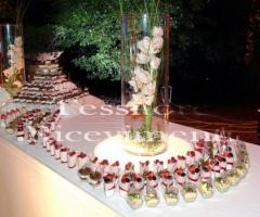 Buffet di dolci al ricevimento di nozze