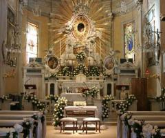 Allestimento floreale della chiesa