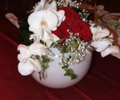 Centrotavola con orchidee e rose