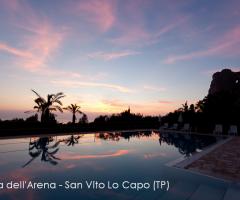 Atmosfera magica al tramonto a bordo piscina