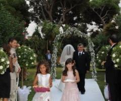 Cerimonia di matrimonio nel parco della location di nozze