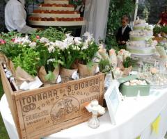 Il tavolo dei dolci e i vasetti di fiori per le bomboniere