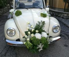 Noleggiami Maggiolini & Co - Addobbo floreale in lilla con fiori bianchi