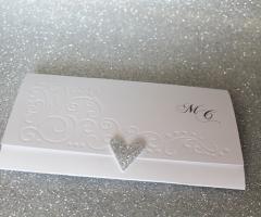 Contatto Creativo - Partecipazione in carta perlata con ghirigori a rilievo e cuore in argento. Tema romantico e chic