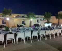 Allestimento per il ricevimento di nozze all'aperto