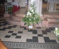 Addobbi floreali in chiesa sui toni del bianco