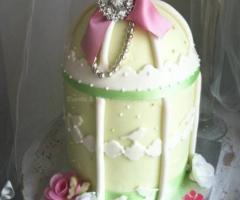 Torta a forma di gabbia per uccellini dallo stile shabby chic