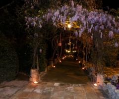 Ingresso alla villa con viale di glicine