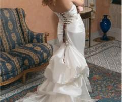 Vestito da sposa modello a sirena con dettagli sul rosso