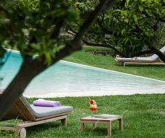 Giardino inglese con ampia piscina presso l'hotel per ricevimento di matrimonio a Zafferana Etnea (Catania)