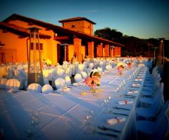 Tavoli imbanditi nel giardino esterno della tenuta