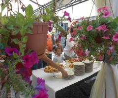 Il ricevimento di matrimonio all'esterno dell'agriturismo