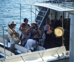 Esibizione gruppo folkloristico italiano in barca