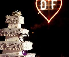 Torta nuziale con iniziali