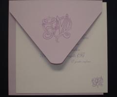 Partecipazione personalizzata in due toni di carta, lilla ed avorio con busta personalizzata con sigillo iniziali sposi. Stampa Offset