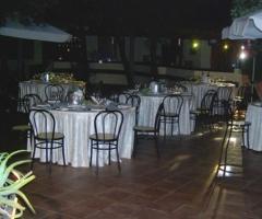 Allestimento dei tavoli per il matrimonio