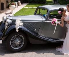 Sposi con l'auto d'epoca