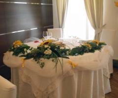 Addobbo floreale per il tavolo degli sposi