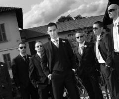 Foto dello sposo con testimoni e amici