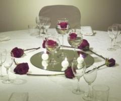 Candele e fiori per il tavolo degli sposi