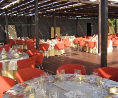 Tavoli a bordo piscina per il matrimonio