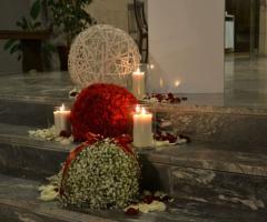 Sfere di fiori e carta per l'allestimento della cerimonia nuziale