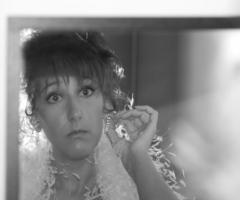 Foto della sposa davanti allo specchio