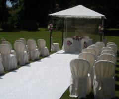 Allestimento total white della cerimonia di nozze nel Castello