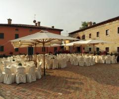 Elegante ricevimento di matrimonio nel piazzale esterno dell'edificio