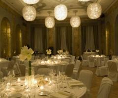 Addobbo floreale della sala con illuminazione soft per il ricevimento di nozze