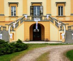 L'entrata della villa: il viale e le scalinate laterali decorate con graziosi fiocchi bianchi