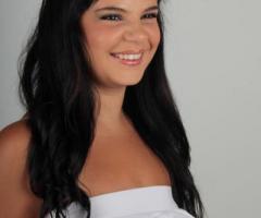 Acconciatura semiraccolta con capelli naturali