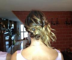 Acconciatura raccolta da un lato per la sposa